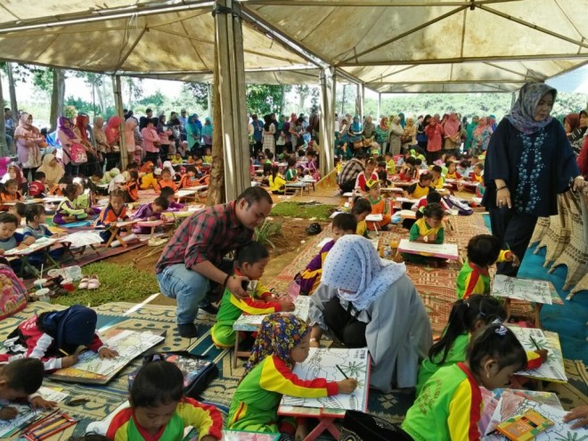 GM Timur Ekspres Beni Murdani dan Ketua TP PKK Tanjabtim Wirdayanti saat meninjau peserta lomba menggambar