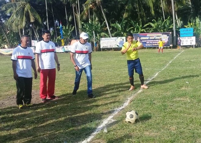 Camat Sadu Helmi saat menendang bola