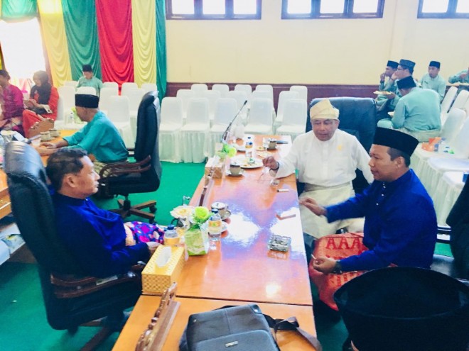 Bupati Tanjabtim, Romi Hariyanto berbincang santai dengan para pejabat Kabupaten Lingga.jpg