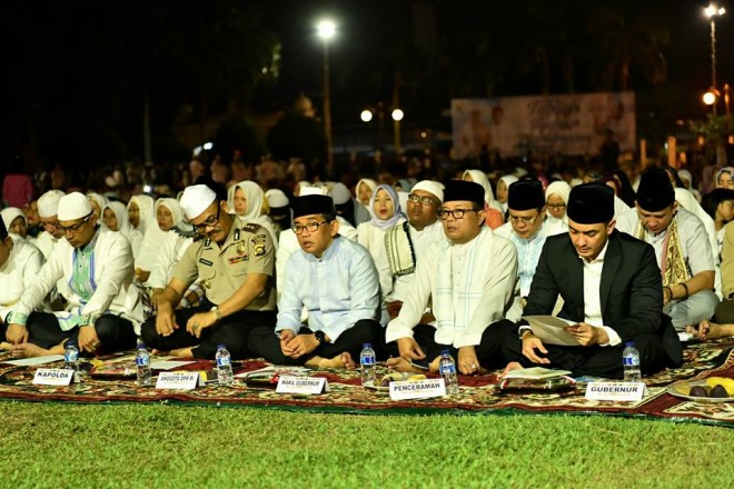 Gubernur Jambi Zumi Zola dan Wakil Gubernur Jambi Fachrori Umar bersama undangan