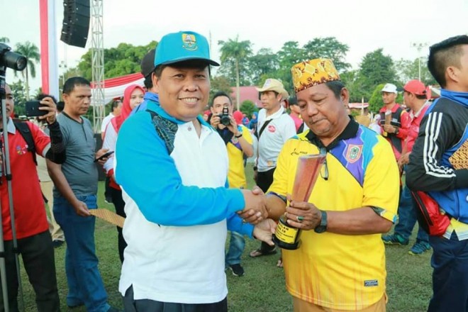 Agus Sunaryo saat memberikan piala kepada pemenang