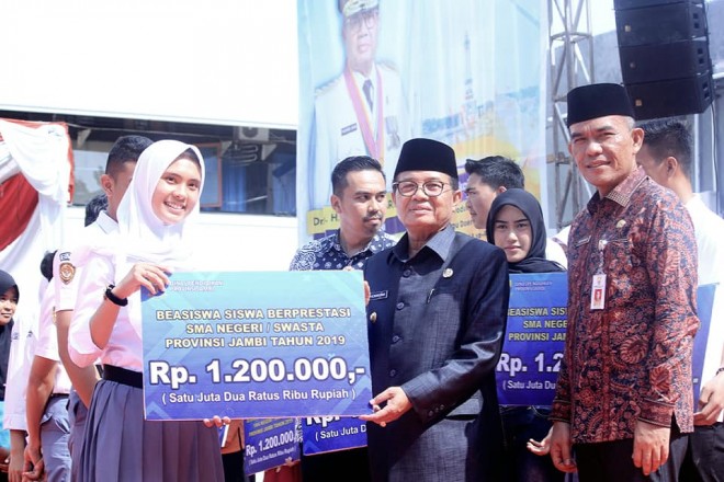 Gubernur Fachrori memberikan hadiah kepada pelajar yang berprestasi