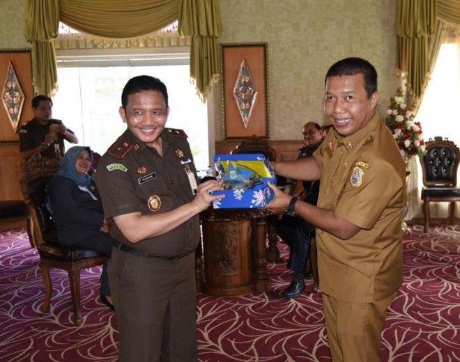 Bupati Tanjabtim, Romi Hariyanto memberikan Cinderamata kepada Wakajati