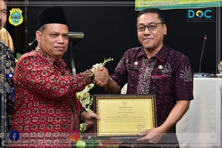 Sekda Tanjabtim Sapril, S.Ip menerima penghargaan dari Provinsi Jambi 