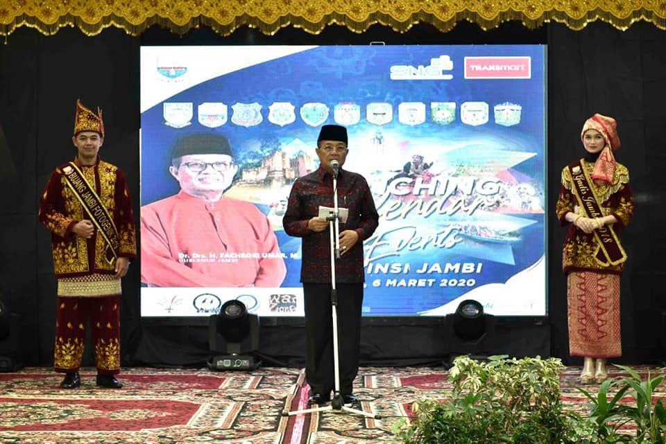 Gubernur Jambi, Fachrori Umar saat meluncurkan Calendar of Event