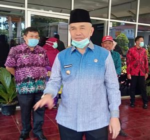 Tanyakan Kondisi, Bupati Adirozal Telpon Langsung Pasien Positif Covid 19