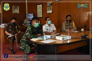 Sekda Tanjabtim Ikuti Rakor Pengamanan dan Penegakan Hukum Prokes Pilkada Melalui Vidcom 