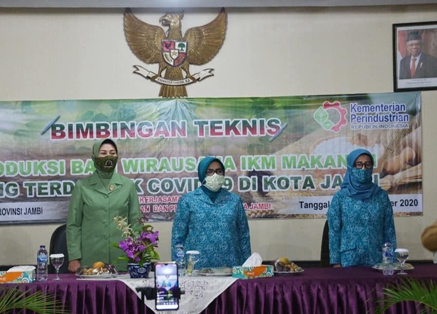 Rahima saat pembukaan Bimbingan Teknis produksi bagi wirausaha IKM makanan yang sangat terdampak Covid-19 di Kota Jambi