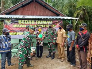 Danramil Nipah Panjang Serahkan Kunci Bedah Rumah