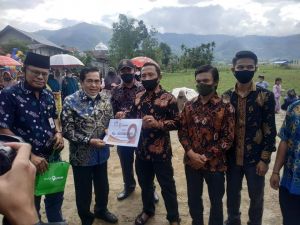 Wako AJB Serahkan Bantuan Pembangunan Lapangan Bola & Masjid Desa Debai