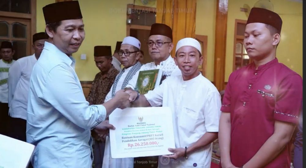 Mahrup saat menyerahkan Dana Baznas Bagi PHTT Korwil Geragai 