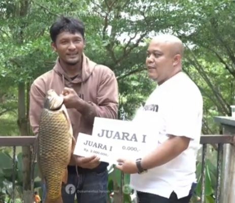Plt Bupati H. Robby Nahliansyah, S.H., Saat Menyerahkan Hadiah Juara 1 