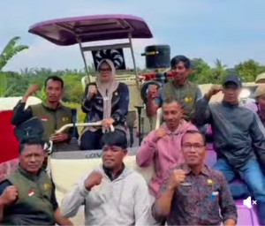 Bupati Dillah Menyerahkan Alsintan Kepada Brigade Pangan dan Gapoktan
