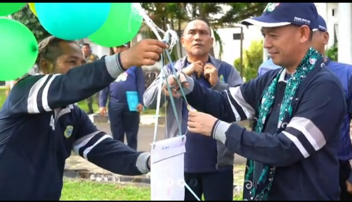 Wabup Muslimin Melepaskan Balon Udara Tanda Pembukaan Lomba 