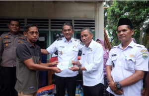 Wabup Muaro Jambi Serahkan Bantuan untuk Warga Korban Pohon Tumbang di Bahar Utara