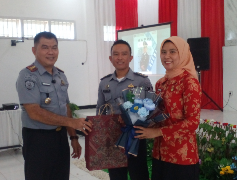 Kalapas Memberikan Cinderamata Kepada Epan