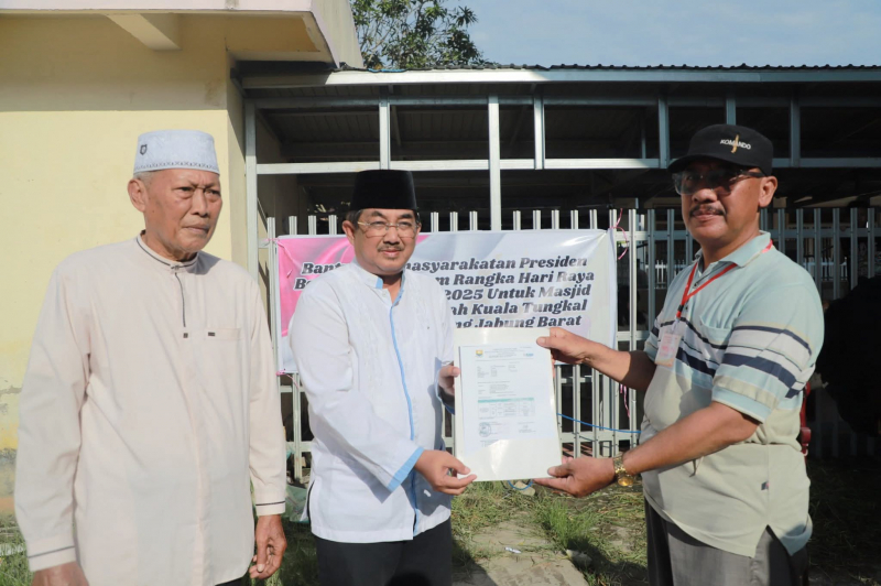 Presiden RI Salurkan Sapi Kurban, Bupati Anwar Sadat Serahkan ke Masjid Agung Al-Istiqomah
