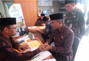 Wabup Muaro Jambi dan Sekda Tunaikan Zakat Fitrah Melalui Baznas, Ajak ASN Ikut Berzakat