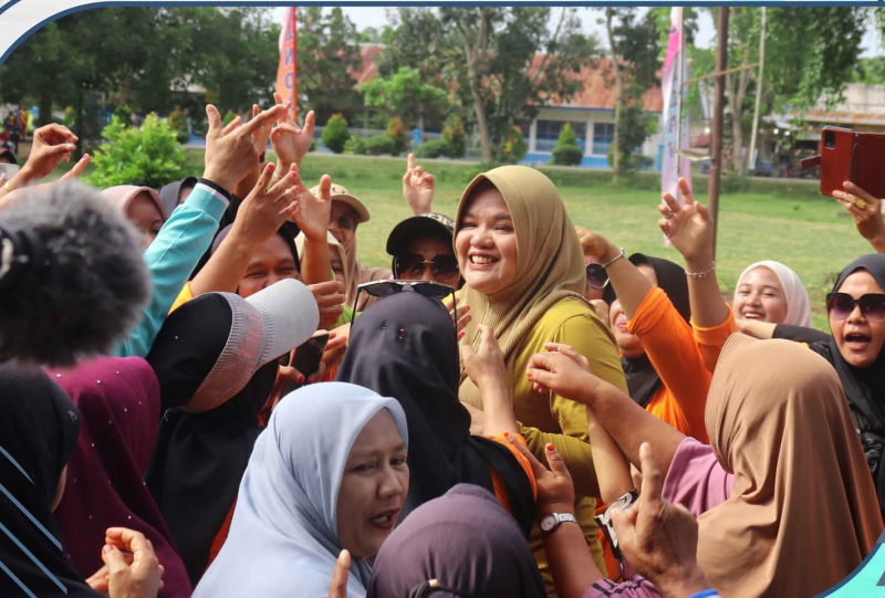 Dillah diserbu Antusias Masyarakat Dendang Usai Mengikuti Senam Untuk berfoto 
