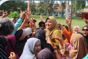 Hangat dan Penuh Semangat, Bupati Tanjab Timur Meriahkan Senam Sehat Bersama Warga Dendang