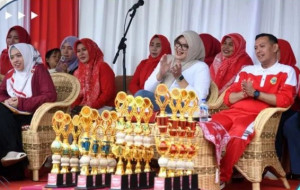 Wabup Muslimin Lepas Ribuan Peserta Pawai Pembangunan HUT RI  ke-80 