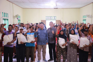 Peduli Suku Anak Dalam, Wabup Tanjab Barat Turun Langsung Serahkan Bantuan Sosial