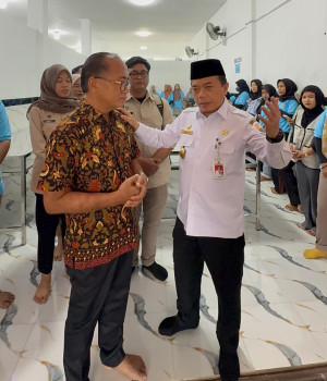 Tinjau SPPG di Pemayung, Gubernur Al Haris Minta Beli Bahan Pokok di Jambi Agar Perputaran Ekonomi Semakin Meningkat   