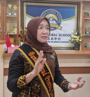 Hj. Hesti Haris : Akreditasi IHj. Hesti Haris : Akreditasi Internasional Cerminan Mutu Pendidikan Anaknternasional Cerminan Mutu Pendidikan Anak