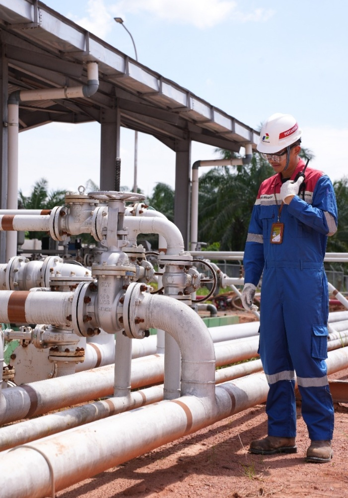 Perwira Pertamina mengecek aliran fluida pada pipa di Gathering Station Puspa Asri. Selain patroli lapangan, pengamanan jalur pipa pengiriman minyak mentah juga diperkuat dengan pemanfaatan teknologi Finding Oil Losses (FOL). Teknologi ini mampu mendeteksi kebocoran minyak secara dini sekaligus mengidentifikasi titik lokasi kebocoran, sehingga memudahkan tim dalam mengambil tindakan cepat dan tepat.