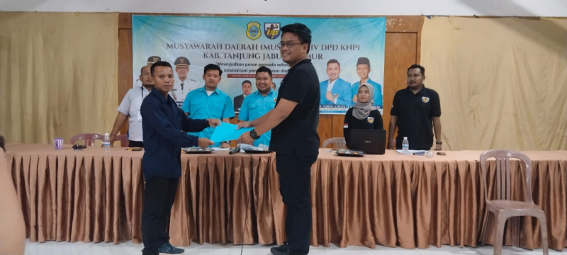 Try Hardiansyah Saat Menyerahkan Berkas Calon Ketua DPD KNPI Tanjabtim 