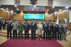 Bupati Anwar Sadat Hadiri Rapat Paripurna Istimewa PAW DPRD Tanjab Barat: Dorong Sinergi Eksekutif dan Legislatif untuk Kemajuan Daerah