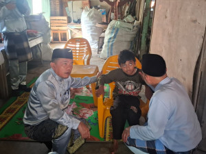Gubernur Al Haris Serahkan Kursi Roda dan Janji Perbaiki Rumah