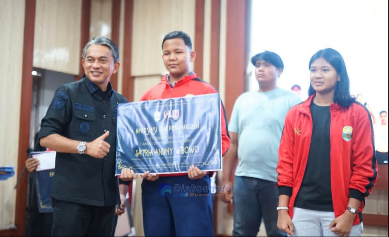 Wabup Junaidi Fose bareng atlet 