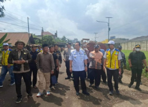 Bupati Muaro Jambi Tinjau Pembangunan Jalan Talang Duku, Warga Sambut Antusias