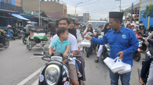 Jumat Berkah IWO Tanjab Barat Tebar Ratusan Takjil dan Santuni Anak Yatim 